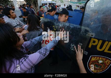 Manila, Philippinen. 16. Sep, 2015. Eine Auseinandersetzungen zwischen den Studenten und der Polizei bei der US-Botschaft während einer Demonstration. Die Demonstranten sagte, dass sie gegen die anhaltende Präsenz amerikanischer Truppen im Land sind. Bildnachweis: Julien Lopez/Pacific Press/Alamy Live-Nachrichten Stockfoto