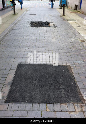 Schlechte Pflaster & Straße Reparaturen Probleme für Fußgänger in der England UK Foto Don Tonge Stockfoto