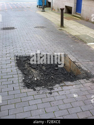 Schlechte Pflaster & Straße Reparaturen Probleme für Fußgänger in der England UK Foto Don Tonge Stockfoto