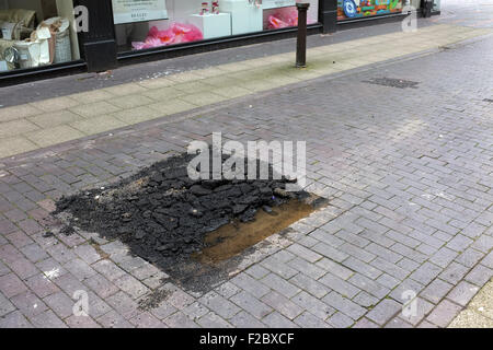 Schlechte Pflaster & Straße Reparaturen Probleme für Fußgänger in der England UK Foto Don Tonge Stockfoto