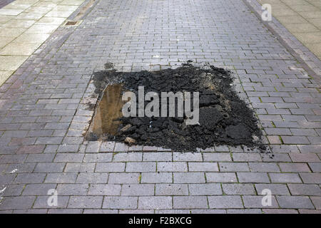 Schlechte Pflaster & Straße Reparaturen Probleme für Fußgänger in der England UK Foto Don Tonge Stockfoto