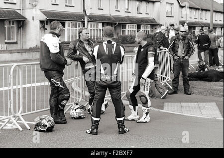 Biker warten auf Rennen in Ramsey, Isle of Man 2015 Start Stockfoto