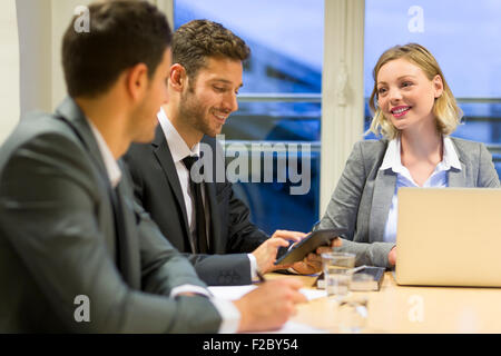 Geschäftsfrau, die Diskussion mit Kollegen in ihrem Büro Stockfoto
