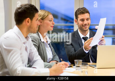 Unternehmerinnen und Unternehmer streiten über Konferenztisch Stockfoto