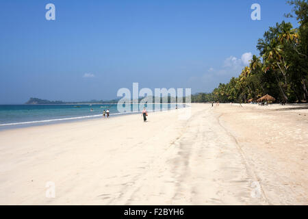 Strand, Meer und Palmen Bäume am Ngapali Beach, Thandwe, Rakhine State in Myanmar Stockfoto