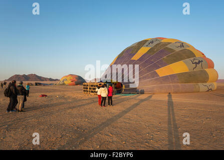 Vorbereitung der Heißluftballons abheben, bei Sonnenaufgang, Kulala Wilderness Reserve, Namib-Wüste, Namibia Stockfoto