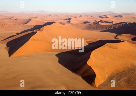 Sanddünen der Namib-Wüste, in der Abend, Luftbild-Ansicht, Namib-Naukluft-Nationalpark, Namibia Stockfoto