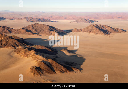Trockenen Ebenen und vereinzelte Bergrücken am Rande der Namib-Wüste, Luftaufnahme, Namib-Naukluft-Nationalpark, Namibia Stockfoto