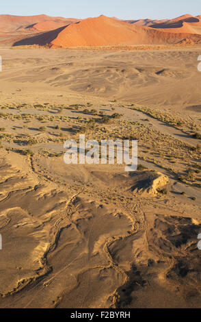 Trockenen Ebenen und trockenen Flussbett des Tsauchab River am Rande der Namib-Wüste, asphaltierten Verbindungsstraße Sesriem und Stockfoto