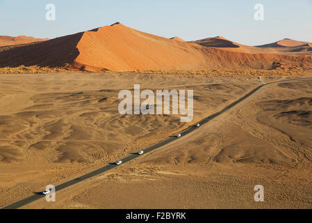 Asphaltierten Verbindungsstraße Sesriem und das berühmte Sossusvlei im Herzen der Namib-Wüste verläuft zwischen spektakulären Sanddünen Stockfoto