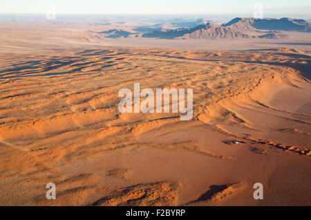 Bauernhaus am Fuße einer großen Rasen gewachsen Düne am Rande der Namib-Wüste, Luftaufnahme aus einem Heißluftballon Stockfoto