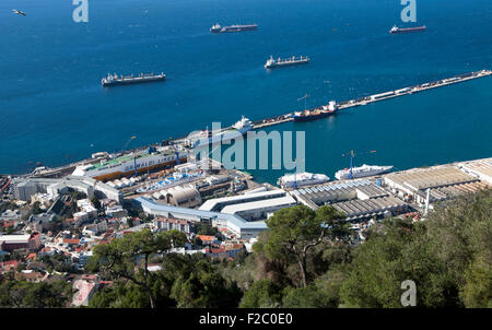 Blick über Hafen und Werft Lager in Gibraltar, Britisches Territorium im Süden Europas Stockfoto