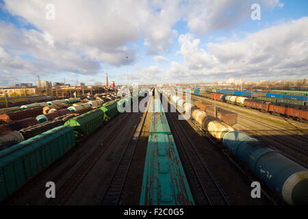 Güterzug mit Farbe Ladungsbehälter vorbei zum Bahnhof Stockfoto