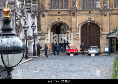 Houses of Parliament, London, Vereinigtes Königreich 15. September 2015. Klassischen Ferraris gespendet, der Royal National Lifeboat Institution (RNLI) auf die Houses of Parliament. Oldtimer-Auktionatoren, H & H Klassiker Auktion Ferraris aus dem Nachlass von Herrn Richard Colton, ein UK-V12-Ferrari-Sammler angewiesen.  Die UK-Geschäftsmann vermachte der Erlös aus dem Verkauf von Ferraris, ein 1960 Ferrari 250 GT SWB in rot und Silber 1967 Ferrari 275 GTB/4, bis die RNLI. Der Verkauf wird im Imperial War Museum am 14. Oktober 2015 stattfinden.  Bildnachweis: Mark Richardson/Alamy Live-Nachrichten Stockfoto