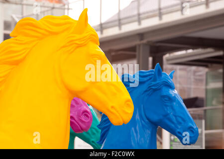 Viele verschiedene bunte Kunststoff-Pferde Stockfoto