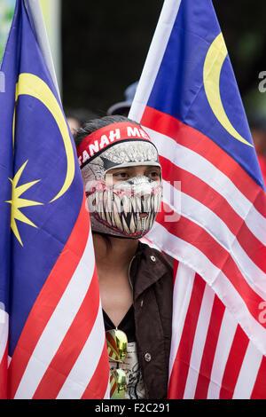 Kuala Lumpur, Malaysia. 16. Sep, 2015. Ein Demonstrant regierungsnahe nimmt Teil an einer Demonstration in Kuala Lumpur, Malaysia, Mittwoch, 16. September 2015. Tausende von pro-malaiischen Demonstranten gingen auf die Straße von Kuala Lumpur am Mittwoch in einer Kundgebung als Förderung der malaiischen Vorherrschaft in der multi-ethnischen Nation gesehen. Hochrangige politische Vertreter und Oppositionsparteien geäußerten Bedenken der Rallye rassische Spannungen gleichzeitig entflammen könnte als Premierminister Najib Razak unter intensivem Druck über einen angeblichen Korruptionsaffäre zurücktreten wird. Bildnachweis: Asien-Datei/Alamy Live-Nachrichten Stockfoto