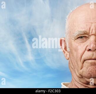 Älterer Mann Gesicht über blauen Himmel Stockfoto