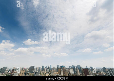 Chengdu Skyline Luftbild mit blauem Himmel und weißen Wolken Stockfoto