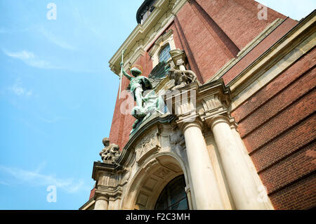 HAMBURG, Deutschland - 14. August 2015: Skulptur des Erzengels Michael in der St. Michael Kirche in Hamburg, Deutschland Stockfoto