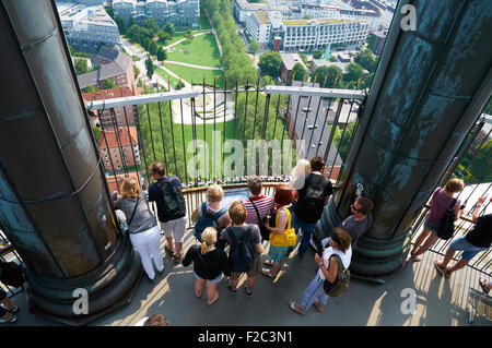 HAMBURG, Deutschland - 14. August 2015: Besucher auf die Aussichtsplattform, Blick auf Hamburg vom St.-Michaels Kirche Stockfoto