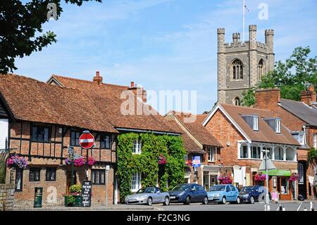 Geschäfte entlang der Thameside und St. Marys Church nach hinten, Henley-on-Thames, Oxfordshire, England, Vereinigtes Königreich, West-Europa. Stockfoto