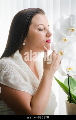 Mädchen im weißen Kleid Stockfoto
