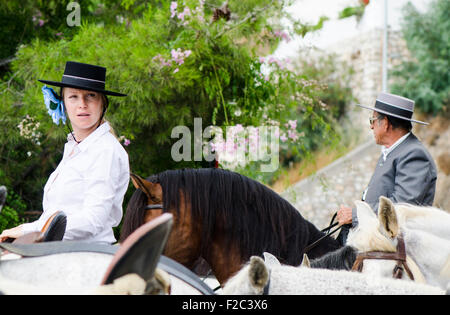 Frau auf Pferd Cordobes Hut in traditioneller Tracht während der Feria von Mijas Andalusien, Spanien. Stockfoto