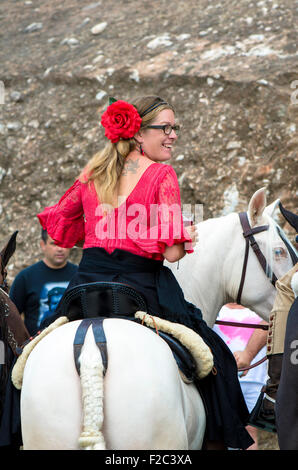 Frau auf Pferd Cordobes Hut in traditioneller Tracht während der Feria von Mijas Andalusien, Spanien. Stockfoto