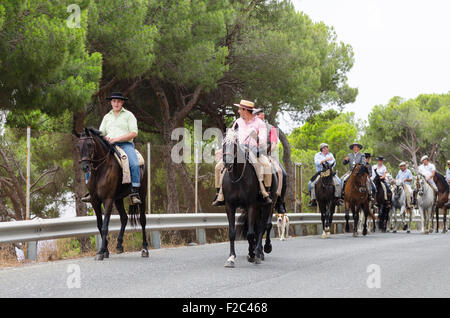 Männer auf Pferden Cordobes Hüte in traditioneller Tracht tragen, während der Feria von Mijas Andalusien, Spanien. Stockfoto