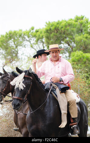 Männer auf Pferden Cordobes Hüte in traditioneller Tracht tragen, während der Feria von Mijas Andalusien, Spanien. Stockfoto