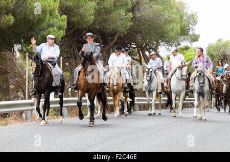 Männer auf Pferden Cordobes Hüte in traditioneller Tracht tragen, während der Feria von Mijas Andalusien, Spanien. Stockfoto