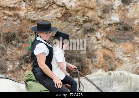 Frau und junge auf Pferd tragen Cordobes Hüte in traditioneller Tracht während der Feria von Mijas Andalusien, Spanien. Stockfoto