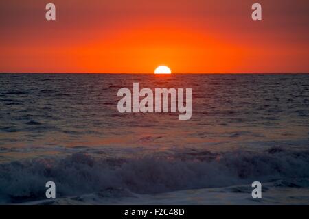 Goldener Sonnenuntergang über Meer Monterrico Guatemala Stockfoto