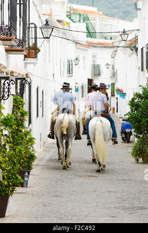 Männer auf Pferden tragen Cordobes Hüte in traditioneller Tracht in weißen andalusischen Dorf während der Feria von Mijas Andalusien, Spanien. Stockfoto