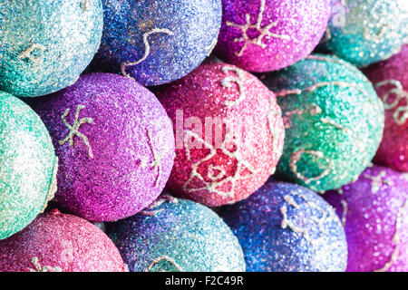 Weihnachtsschmuck mit bunten Glitzer und einfache festliche Kunstwerk. Geringe Schärfentiefe für Hintergrund verwendet. Stockfoto