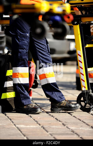 Krankenwagen Personal Füße sind neben Notausrüstung gesehen. Stockfoto