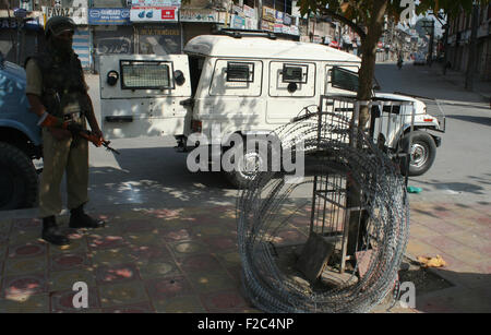 Srinagar, indische verabreicht Kaschmir. 16. September 2015. Eine indische paramilitärische Soldaten Stand während einer eintägigen Streik aufgerufen von Separatisten. Die Protest-Abschaltung hieß von Separatisten gegen die Tötung von drei Jugendlichen deren Körper am 14. September in einer Apfelplantage in Stadtteil Baramulla gefunden wurden. Bildnachweis: Sofi Suhail/Alamy Live-Nachrichten Stockfoto