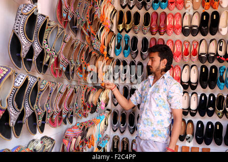 Srinagar, Kaschmir. 16. September 2015. Der 10. regionale "Verkauf von Artikeln des ländlichen Handwerker Gesellschaft (SARAS) Mela im Kaschmir Haat Center in Sommerhauptstadt in Srinagar Indien kontrollierten Kaschmir. SARAS Mela Display Hauptprodukte von 19 US-Bundesstaaten von Indien verstärkt auch darüber hinaus diese Mela oben mit Selbsthilfegruppen aus den 22 Bezirken von Jammu und Kaschmir/Kamran Raashid Bhat. Bildnachweis: Kamran Raashid Bhat Bhat/Alamy Live-Nachrichten Stockfoto