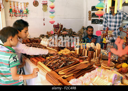 Srinagar, Kaschmir. 16. September 2015. Der 10. regionale "Verkauf von Artikeln des ländlichen Handwerker Gesellschaft (SARAS) Mela im Kaschmir Haat Center in Sommerhauptstadt in Srinagar Indien kontrollierten Kaschmir. SARAS Mela Display Hauptprodukte von 19 US-Bundesstaaten von Indien verstärkt auch darüber hinaus diese Mela oben mit Selbsthilfegruppen aus den 22 Bezirken von Jammu und Kaschmir/Kamran Raashid Bhat. Bildnachweis: Kamran Raashid Bhat Bhat/Alamy Live-Nachrichten Stockfoto