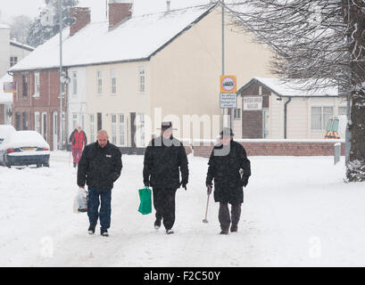 Presteigne, Powys, Mitte Wales, UK. Die Stadt mitten im Winter. Rückkehr aus den Geschäften Stockfoto