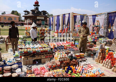 Srinagar, Kaschmir. 16. September 2015. Der 10. regionale "Verkauf von Artikeln des ländlichen Handwerker Gesellschaft (SARAS) Mela im Kaschmir Haat Center in Sommerhauptstadt in Srinagar Indien kontrollierten Kaschmir. SARAS Mela Display Hauptprodukte von 19 US-Bundesstaaten von Indien verstärkt auch darüber hinaus diese Mela oben mit Selbsthilfegruppen aus den 22 Bezirken von Jammu und Kaschmir/Kamran Raashid Bhat. Bildnachweis: Kamran Raashid Bhat Bhat/Alamy Live-Nachrichten Stockfoto