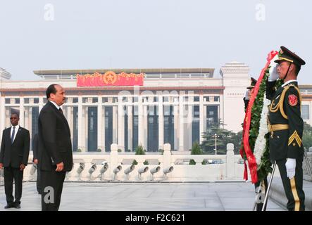 Peking, China. 15. Sep, 2015. Mauretaniens Präsident Mohamed Ould Abdel Aziz präsentiert einen Kranz auf dem Denkmal für die Helden des Volkes auf dem Tiananmen Square in Peking, Hauptstadt von China, 15. September 2015. Bildnachweis: Ding Lin/Xinhua/Alamy Live-Nachrichten Stockfoto