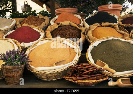 Verschiedene Arten von Gewürzen auf den Markt. Stockfoto