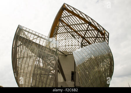 PARIS - 29 AUGUST: Blick auf die Stiftung Louis Vuitton in Paris, Frankreich am 29. August 2015 Stockfoto