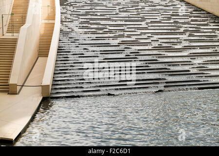 PARIS - 29 AUGUST: Blick auf die Stiftung Louis Vuitton in Paris, Frankreich am 29. August 2015 Stockfoto