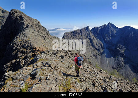 Ein Bergsteiger nähert sich den Gipfel der Sgurr Dearg auf der Cuillin Ridge von Skye mit Sgurr Alasdair im Hintergrund Stockfoto