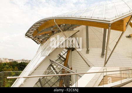 PARIS - 29 AUGUST: Blick auf die Stiftung Louis Vuitton in Paris, Frankreich am 29. August 2015 Stockfoto