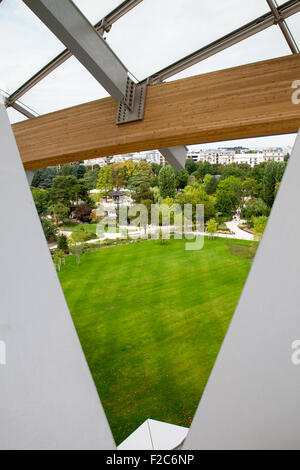 PARIS - 29 AUGUST: Blick auf die Stiftung Louis Vuitton in Paris, Frankreich am 29. August 2015 Stockfoto