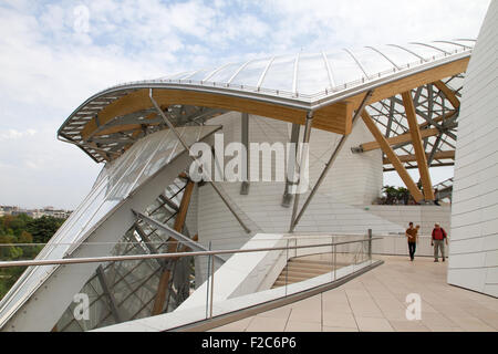 PARIS - 29 AUGUST: Blick auf die Stiftung Louis Vuitton in Paris, Frankreich am 29. August 2015 Stockfoto