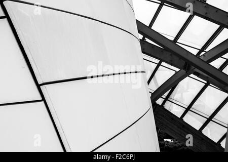 PARIS - 29 AUGUST: Blick auf die Stiftung Louis Vuitton in Paris, Frankreich am 29. August 2015 Stockfoto